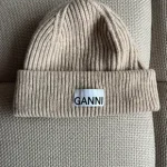 ganni muts beige
